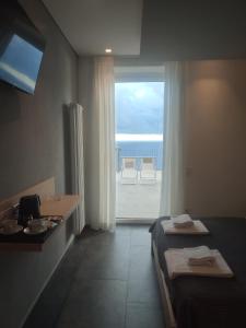 Habitación de hotel con 2 camas y vistas al océano en Hotel Due Gemelli, en Riomaggiore