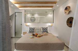 ein Schlafzimmer mit einem Bett mit einer Obstschale darauf in der Unterkunft Villa Jardin De Stelida in Stelida