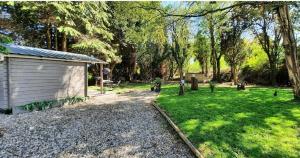 un cortile con un edificio, erba e alberi di Cabane 5km Etretat a Villainville Altre 7 foto