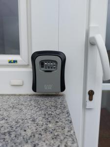 un cierre de una puerta de cocina con un reloj en un mostrador en Apartma Sandi, en Šentilj
