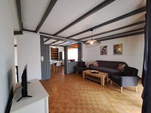 Μια τηλεόραση ή/και κέντρο ψυχαγωγίας στο Bungalows Filippi