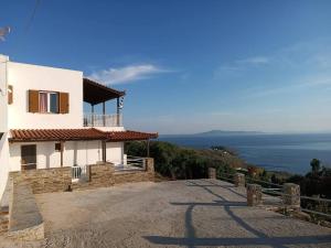 una casa en una colina con vistas al océano en Aegean Star, en Apróvaton
