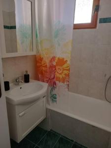 baño con lavabo y cortina de ducha en Aegean Star, en Apróvaton