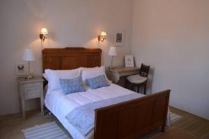 - une chambre avec un grand lit et des oreillers bleus dans l'établissement Riverside 4 bed house full of character and charm, à Quillan