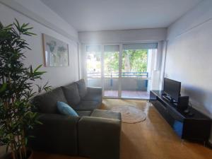 sala de estar con sofá y TV en Aconchegante T3 em Telheiras en Lisboa