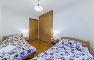 1 Schlafzimmer mit 2 Betten und 2 Nachttischen in der Unterkunft 3 Bedroom Gorgeous Apartment In Pula in Pula