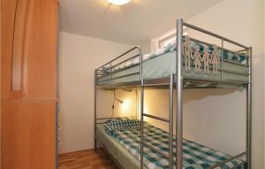 Posteľ alebo postele v izbe v ubytovaní 2 Bedroom Nice Apartment In Lovran