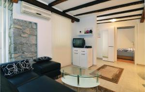 Televízia a/alebo spoločenská miestnosť v ubytovaní 2 Bedroom Nice Apartment In Lovran