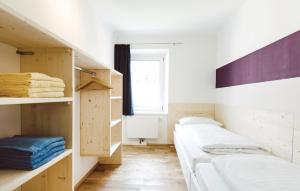 アイゼンエルツにあるNice Apartment In Eisenerz With 2 Bedrooms And Wifiのベッド2台と窓が備わる客室です。