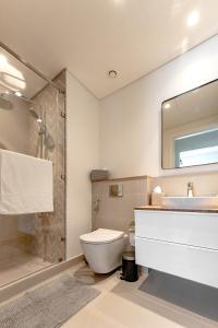 First Class 1BR Apartment in Dubai Hills - next to Dubai Hills Mall في دبي: حمام مع حوض ومرحاض ومرآة
