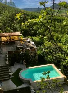 uma piscina no meio de um quintal em La porte de l'eau Piscine chauffée et jacuzzi em Saint-Auban-sur-lʼOuvèze