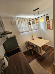 - une salle à manger avec une table et des chaises en bois dans l'établissement APARTMA FIREFLY1, à Ljubljana