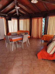a dining room with a table and chairs in a room at villa solare in Castellammare del Golfo