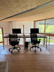 クロルト・アルテンベルクにあるTolle Bergvilla im Osterzgebirgeの部屋にテーブルと椅子4脚が備わるオフィス
