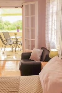 Coro Cozy House في Potamós: غرفة معيشة مع أريكة وطاولة