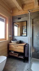 ein Bad mit einem Waschbecken und einem Spiegel in der Unterkunft Domek na Kleninie z gorącą balią in Kamienica