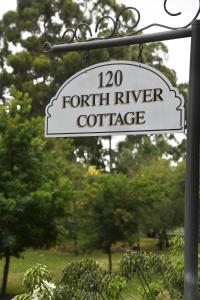 een bord met fonteinbereik in een park bij Forth River Cottage in Forth