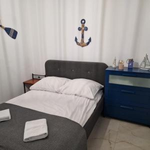 een slaapkamer met een bed en een blauwe dressoir bij Apartament Króla Sielaw - Mikołajki in Mikołajki