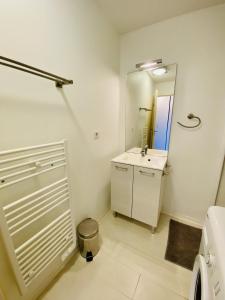 ビスカロッスにある201 RÉSIDENCE ANTINEA -041の白いバスルーム(シンク、鏡付)