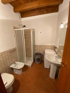 y baño con 2 lavabos, ducha y aseo. en Garda Lake Dana Home, en Saló