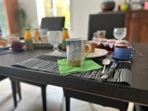 una mesa con un mantel con una taza de café en Maison Karmanor, en Monthoiron