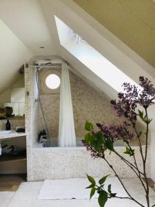 La salle de bains est pourvue d'un lavabo et d'une fenêtre. dans l'établissement Clairseine, à Tournedos-sur-Seine