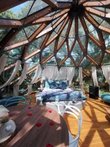 Cette chambre comprend une tente avec un lit et une table. dans l'établissement Le mas cabanids, à Maureillas