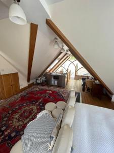 um quarto no sótão com uma cama e um tapete em 2 Westview em St Brelade
