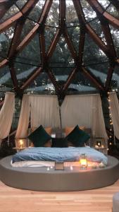 ein Schlafzimmer mit einem Bett in einem großen Zelt in der Unterkunft Le mas cabanids in Maureillas