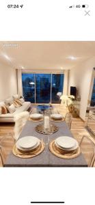 una sala de estar con una mesa con platos. en Marina Port Camargue appontement bateau, en Le Grau-du-Roi