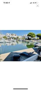 Una vista de un puerto deportivo con barcos en el agua. en Marina Port Camargue appontement bateau, en Le Grau-du-Roi