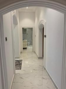 um corredor com um quarto com piso em mármore em 6 MANSION em Acra