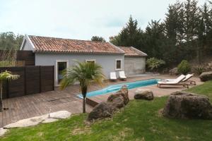 a house with a swimming pool in a yard at Casa do Vale in Óbidos