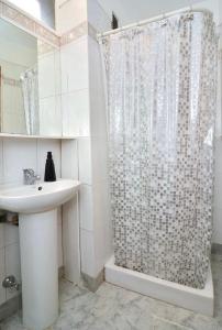 een badkamer met een douchegordijn en een wastafel bij Luxury Cañitas hermoso monoambiente in Buenos Aires +78 foto's