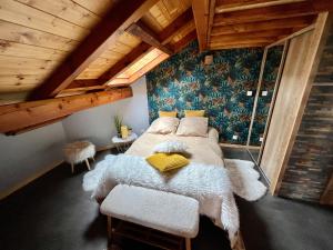 um quarto com uma cama num sótão em Le Mélèze em Villar-Saint-Pancrace