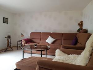 sala de estar con sofá y mesa en Apartment near Kaifenheim with terrace en Kaifenheim
