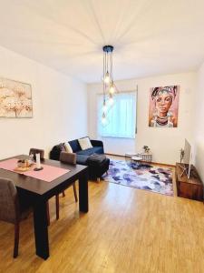 ein Wohnzimmer mit einem Tisch und einem Sofa in der Unterkunft Appartamento 4.5 - Gordola in Gordola