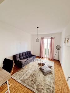 ein Wohnzimmer mit einem Sofa und einem Teppich in der Unterkunft Appartamento 4.5 - Gordola in Gordola