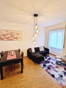 ein Wohnzimmer mit einem Tisch und einem Sofa in der Unterkunft Appartamento 4.5 - Gordola in Gordola