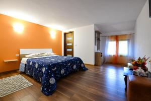 1 dormitorio con 1 cama y suelo de madera en Villa CASTELLINO, en Târgu Ocna