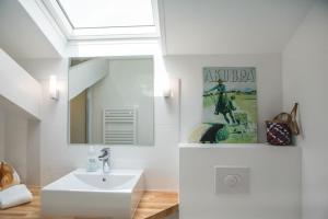 Ένα μπάνιο στο Modern Beach Villa 150m from the Atlantic surf +42 φωτογραφίες
