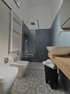 a bathroom with a sink and a toilet and a tub at Casa Aicardi in Alassio