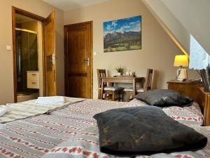 een slaapkamer met 2 bedden en een tafel en een tafel bij Pokoje u Hani in Bukowina Tatrzańska