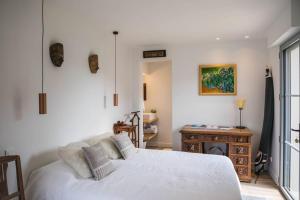 Ένα ή περισσότερα κρεβάτια σε δωμάτιο στο Modern Beach Villa 150m from the Atlantic surf