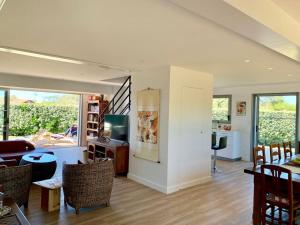 Χώρος καθιστικού στο Modern Beach Villa 150m from the Atlantic surf