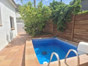 einen Pool im Hinterhof eines Hauses in der Unterkunft Nature Oasis near Barcelona with swimming pool in Sant Cugat del Vallès