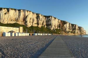 um passeio marítimo numa praia rochosa com uma montanha em LE PHARE em Criel-sur-Mer