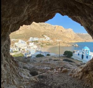 uitzicht op een dorp vanuit een grot in een berg bij Grannys Luxury Villas in Karpathos