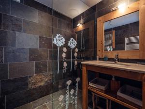 un bagno con lavandino e specchio di Chalet Chaleureux à Méribel : Cheminée, Jacuzzi, Proche Commerces, 4 Chambres en Suite - FR-1-688-18 a Méribel