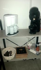 una mensola con macchinetta del caffè e caffettiera di La Nchioscia a La Spezia